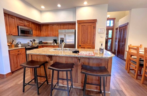 Breckenridge Ski Chalet | Fun Awaits! Ski-In Pools Hot Tubs Walk to Main St