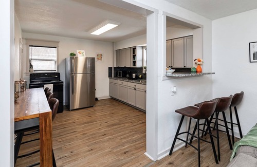 Des Moines House | Fun Backyard ~Close to Downtown~Pet Friendly~4BDRM