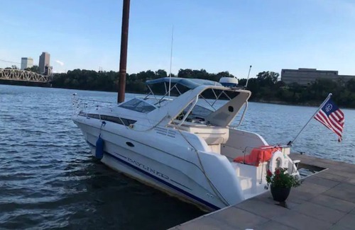 North Little Rock Boat Rental | Fun cabin cruiser on the Arkansas River.