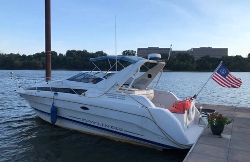 North Little Rock Boat Rental | Fun cabin cruiser on the Arkansas River.