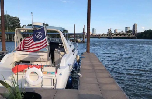 North Little Rock Boat Rental | Fun cabin cruiser on the Arkansas River.