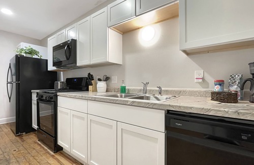 Des Moines Apartment | Fun & Charming 1BR Apt near Drake