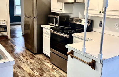 Greenville House | Fun & Charming southern home near ECU, Stadium Sleeps up to 10 people!