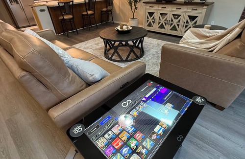 Rogers House | Fun & Comfort for 8 in Rogers! 1 King, 2 Queens, 1 Double. Retro Arcade Games