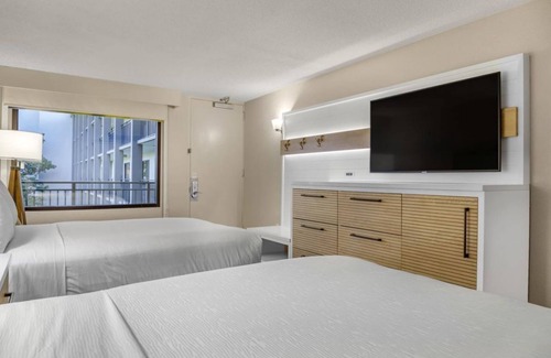Lake Buena Vista Hotel | Fun-Filled Oasis near Disney Springs: Pools, Dining, Shuttle