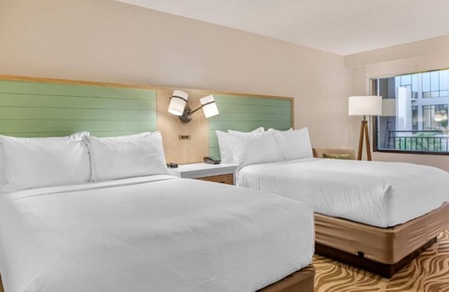 Lake Buena Vista Hotel | Fun-Filled Oasis near Disney Springs: Pools, Dining, Shuttle