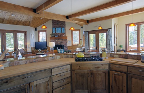 Warrior's Mark West House | Fun home,walk ski shuttle to mnt,hot-tub,sledding,mtn views,kid&pet👍 town 5 mins