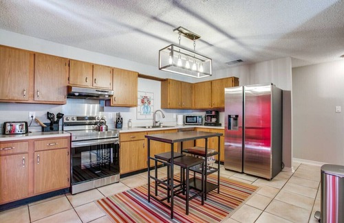 Oxbow House | Fun House near Fiesta Tx UTSA Pet-Friendly Getaway