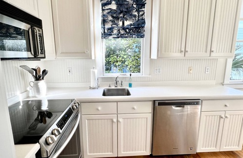 Sunnyside Cottage | Fun in the Sun: 2 Bedroom Cottage Carillon Beach FUN IN THE SUN