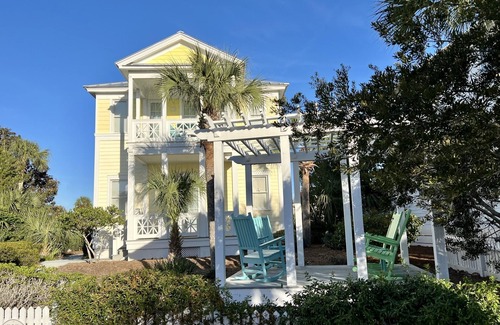 Sunnyside Cottage | Fun in the Sun: 2 Bedroom Cottage Carillon Beach FUN IN THE SUN