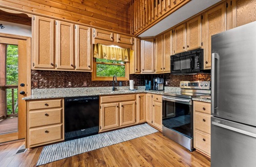 Wears Valley Cabin | Fun in Wears Valley: Close to GSMNP Entrance! Hot Tub~2 Decks~Bears~Fast WiFi