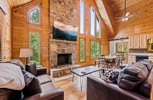 Wears Valley Cabin | Fun in Wears Valley: Close to GSMNP Entrance! Hot Tub~2 Decks~Bears~Fast WiFi