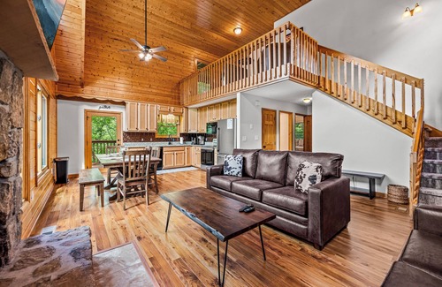 Wears Valley Cabin | Fun in Wears Valley: Close to GSMNP Entrance! Hot Tub~2 Decks~Bears~Fast WiFi
