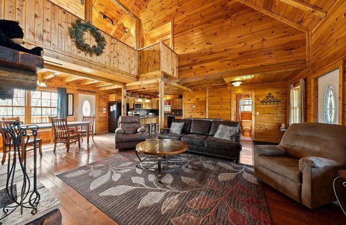 Logan Cabin | Fun Private Lodge for 18 Pool Pond Hot Tub