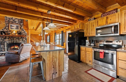 Logan Cabin | Fun Private Lodge for 18 Pool Pond Hot Tub