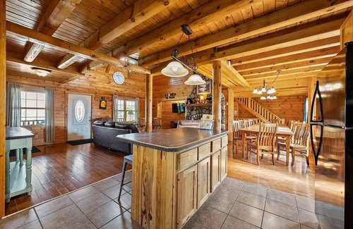 Logan Cabin | Fun Private Lodge for 18 Pool Pond Hot Tub