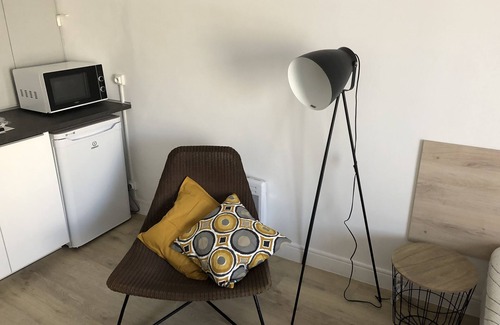 Couronne Urbaine Apartment | Functional & Chic 27 m2, bright with balcony and air-conditioning in the center of town