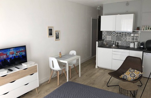 Couronne Urbaine Apartment | Functional & Chic 27 m2, bright with balcony and air-conditioning in the center of town