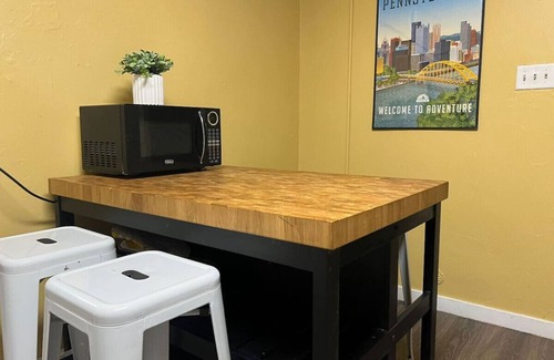 Pittsburgh Condo | Funky 3rd Floor Condo, 5 Beds w/Sofa Bed + WIFI!