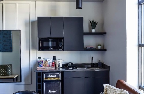 East Nashville Hotel | Funky Boutique Room w/Floor-to-Ceiling Views Near Nashville Sights!