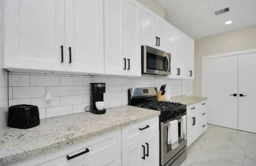 Northside Apartment | Funky Summer 3bdr Apt near Downtown!n
