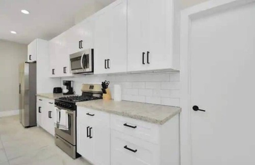 Northside Apartment | Funky Summer 3bdr Apt near Downtown!n