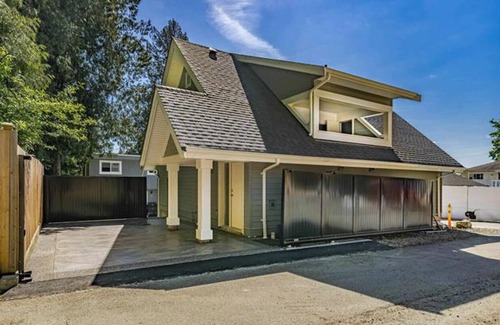 Port Coquitlam House | Furnished 1 bedroom 1 bathroom guest house in Port Coquitlam with secure parking