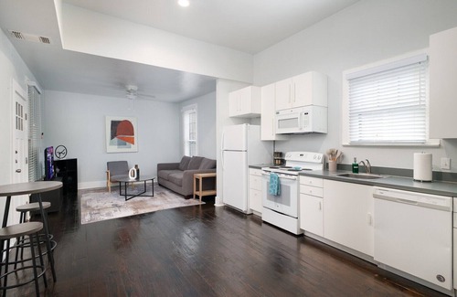 Southtown Condo | Furnished 1BR Riverwalk Loft Remote-Work Ready Fast Wi-Fi W/D 30+ Nights