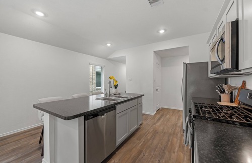 Spring House | Furnished 3 bedrooms, 7 miles from IAH airport, pets welcome!