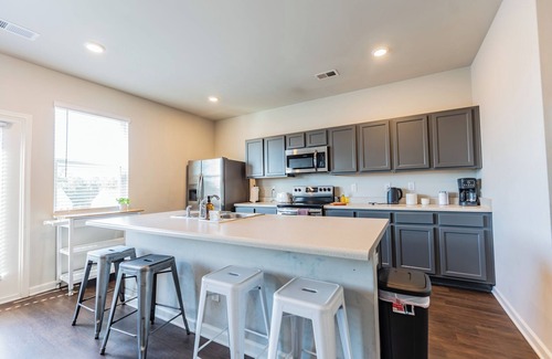 Riverdale House | Furnished spacious & modern 3BD/2.5BA- 10 min to airport!