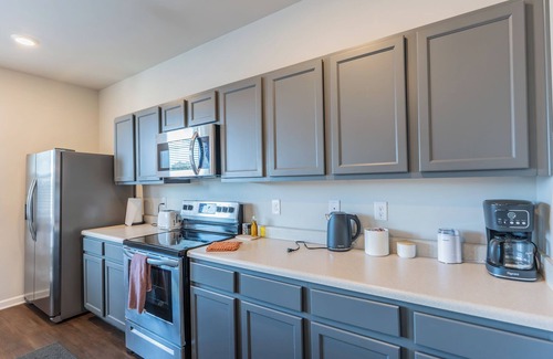 Riverdale House | Furnished spacious & modern 3BD/2.5BA- 10 min to airport!