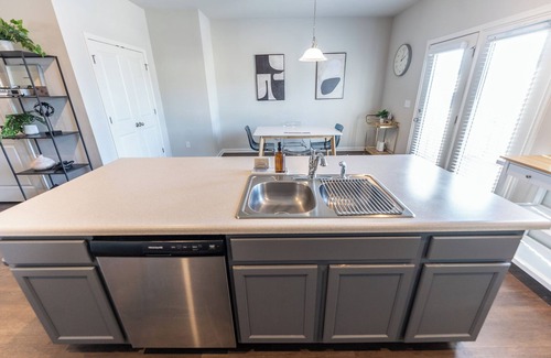 Riverdale House | Furnished spacious & modern 3BD/2.5BA- 10 min to airport!