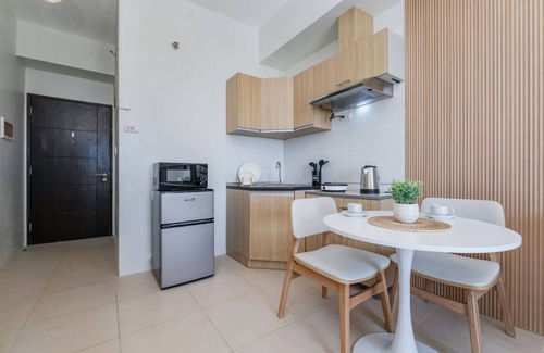Cebu Apartment | Furnished Studio | City View, WiFi, Netflix and Pool