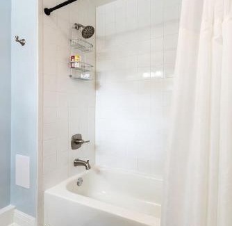 East Riverside Villa | Furnished Uptown 1 bed Close to Hospitals, Universities & French Quarter Mardis Gras