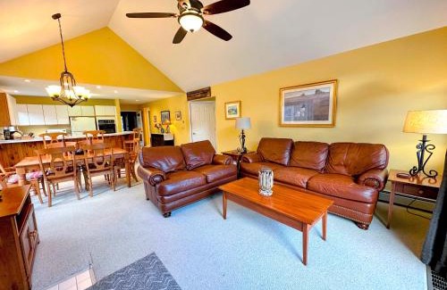 Bretton Woods House | FV36 Sunny and homey Fairway Village Townhome right on the Mount Washington Hotel golf course AC