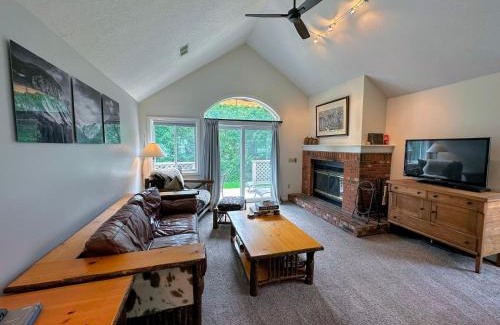 Bretton Woods House | FV44 tastefully updated single level with AC, WiFi