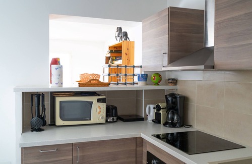Velaux Apartment | Gîte Écureuil: Lower Villa 2 Bedrooms, Terrace, Parking