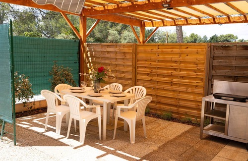Velaux Apartment | Gîte Écureuil: Lower Villa 2 Bedrooms, Terrace, Parking