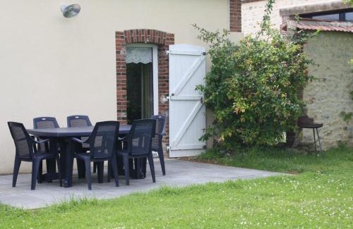 Pre-Saint-Evroult House | Gîte chaleureux avec jardin arboré, terrasse, salle de jeux et parking privé à Pré-Saint-Évroult. - FR-1-581-3