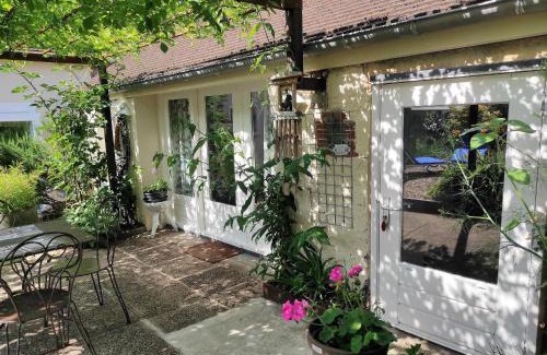 Drevant House | Gîte douillet près canal de Berry: Wifi, jardin fleuri, parking, tout compris, lits faits à l'arrivée - FR-1-586-25