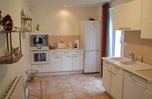 Saint-Cybardeaux House | Gîte familial avec piscine chauffée, jardin privé et équipements bébé en pleine propriété viticole. - FR-1-653-18