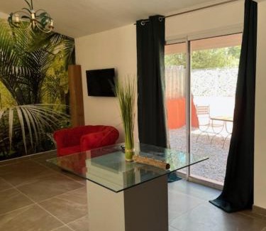 Ginasservis House | Gîte - Les Salons du Bastier