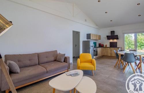 La Renaudiere House | Gîte Moderne et Confortable Proche Cholet, Nantes et Puy du Fou, avec Terrasse et Près d'un Étang - FR-1-622-43