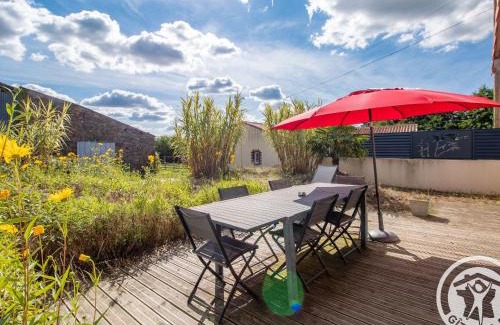 La Renaudiere House | Gîte Moderne et Confortable Proche Cholet, Nantes et Puy du Fou, avec Terrasse et Près d'un Étang - FR-1-622-43