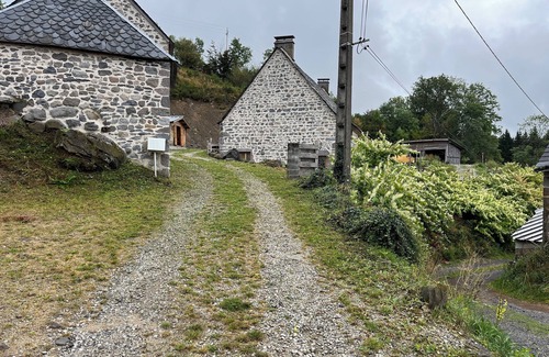 Chastreix House | Gîte Pour 16 à 18 Personnes de 1823 Grande Cheminée Fonctionnelle