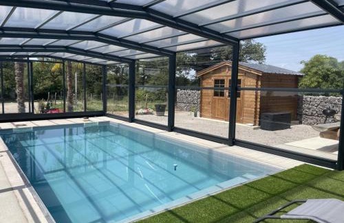 Couzon House | Gîte spacieux avec piscine couverte et spa à Couzon - FR-1-489-483