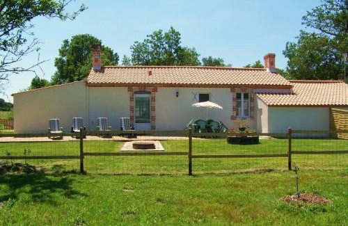 La Garnache House | Gîte traditionnel rénové avec jardin clos et Wi-Fi, 3 chambres, proche de La Garnache, Vendée. - FR-1-426-195