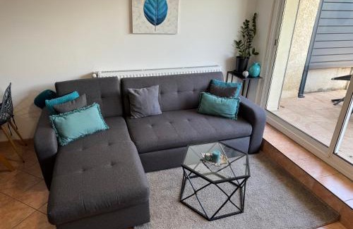 Meyzieu Nord Ouest Apartment | Gîte urbain au calme en rez de jardin proche Groupama stadium salle Arena EUREXPO Lyon