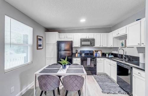 Oak Haven Apartment | ~[G] River Bank Repose Sleeps 6 Private Units~