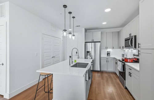 Fort Worth Condo | G01 Luxury Living DT Forth Worth 2BD2B Resort Style Amenities, Golf Sim